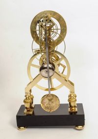 Een Franse Directoire messing en zwart marmeren skeletklok, omstreeks 1795 - afbeelding 4