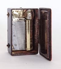 Een Franse cylinder speeldoosje met een polychroom beschild deksel, omstreeks 1840 - afbeelding 3