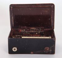 Een Franse cylinder speeldoosje met een polychroom beschild deksel, omstreeks 1840 - afbeelding 4