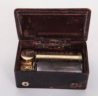 Een Franse cylinder speeldoosje met een polychroom beschild deksel, omstreeks 1840 - afbeelding 5