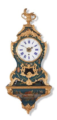 Een Franse Lodewijk XV 'vernis Martin' consoleklok met verguld bronzen beslag, omstreeks 1760 - afbeelding 1