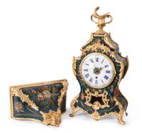 Een Franse Lodewijk XV 'vernis Martin' consoleklok met verguld bronzen beslag, omstreeks 1760 - afbeelding 2