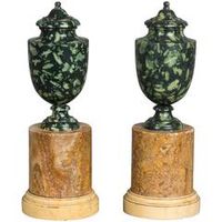 Fine pair of mounted, green porphyry marble urns, circa 1830 - Grand Tour - image 1
