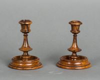 A lovely pair of small Olive wood candlesticks probably early XX century. - afbeelding 3