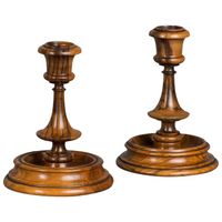 A lovely pair of small Olive wood candlesticks probably early XX century. - afbeelding 1