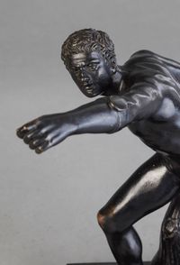 Very nice classical bronze of a Roman or Greek Gladiotor. The nicely patinated and detailed bronze is signed on the base: - image 3