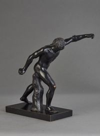 Very nice classical bronze of a Roman or Greek Gladiotor. The nicely patinated and detailed bronze is signed on the base: - image 4