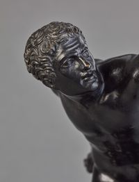 Very nice classical bronze of a Roman or Greek Gladiotor. The nicely patinated and detailed bronze is signed on the base: - image 5
