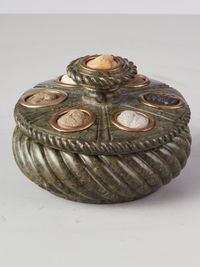 A southern Italian intaglio-inset serpentine marble 'Grand Tour' inkwell - image 1