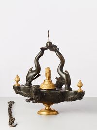 Ornament op voetstuk met hangelement - afbeelding 1
