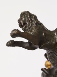 Ornament op voetstuk met hangelement - afbeelding 6