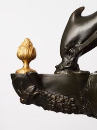 Ornament op voetstuk met hangelement - afbeelding 8