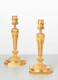 Een mooi paar Franse Regency geïnspireerde vergulde bronzen kaarsenstandaards, circa 1880 - afbeelding 1