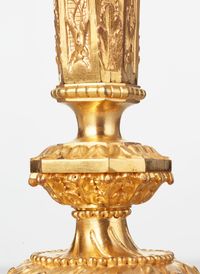 Een mooi paar Franse Regency geïnspireerde vergulde bronzen kaarsenstandaards, circa 1880 - afbeelding 4