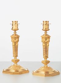Een mooi paar Franse Regency geïnspireerde vergulde bronzen kaarsenstandaards, circa 1880 - afbeelding 2