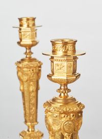 Een mooi paar Franse Regency geïnspireerde vergulde bronzen kaarsenstandaards, circa 1880 - afbeelding 3