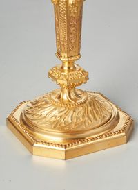 Een mooi paar Franse Regency geïnspireerde vergulde bronzen kaarsenstandaards, circa 1880 - afbeelding 6