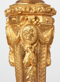 Een mooi paar Franse Regency geïnspireerde vergulde bronzen kaarsenstandaards, circa 1880 - afbeelding 5