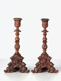 Een klein paar Italiaanse zeer gesneden notenhouten kandelaars, elk met één kaars, circa 1850. - afbeelding 1