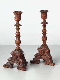 Een klein paar Italiaanse zeer gesneden notenhouten kandelaars, elk met één kaars, circa 1850. - afbeelding 2