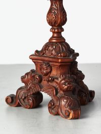 Een klein paar Italiaanse zeer gesneden notenhouten kandelaars, elk met één kaars, circa 1850. - afbeelding 4