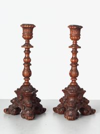 Een klein paar Italiaanse zeer gesneden notenhouten kandelaars, elk met één kaars, circa 1850. - afbeelding 3