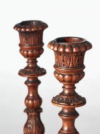 Een klein paar Italiaanse zeer gesneden notenhouten kandelaars, elk met één kaars, circa 1850. - afbeelding 5