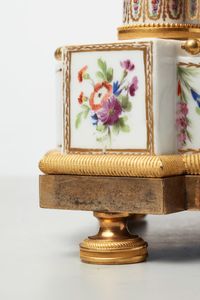 Rare French porcelain and gilt bronze mantel clock by Godon, circa 1785 - image 10