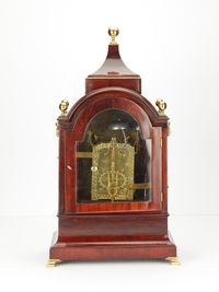 A very decorative imposing smart bracket clock. - image 4