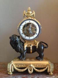 M175 Louis XVI leeuwpendule, met geskeletteerd uurwerk, zilveren wijzers en montuur op de lunette en slagwerk op een zilveren bel. - afbeelding 2