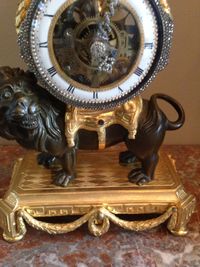 M175 Louis XVI leeuwpendule, met geskeletteerd uurwerk, zilveren wijzers en montuur op de lunette en slagwerk op een zilveren bel. - afbeelding 4