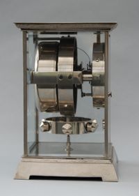 M122 Vernikkelde Art Deco stijl J.L. Reutter 4 zijdig verglaasde Atmos klok, in kleine uitvoering. - afbeelding 3