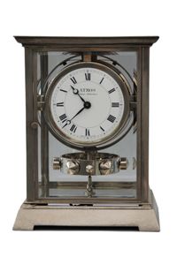 M122 Vernikkelde Art Deco stijl J.L. Reutter 4 zijdig verglaasde Atmos klok, in kleine uitvoering. - afbeelding 1