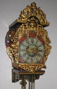DW11 Miniature 18th century Dutch-Frisian 'stoeltjesklok schippertje' with alarm function. - afbeelding 2