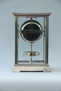 M204 Vernikkelde Art Deco stijl J.L. Reutter 4 zijdig verglaasde Atmos klok, in grote uitvoering. - afbeelding 5