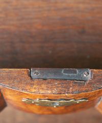 A Dutch Louis XV Burr-Walnut Display Cabinet - afbeelding 6