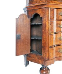 A Dutch Louis XV Burr-Walnut Display Cabinet - afbeelding 3