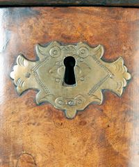 A Dutch Louis XV Burr-Walnut Display Cabinet - afbeelding 4