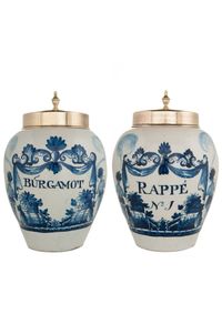 Een Paar Delfts Aardewerk Tabakspotten met Koperen Deksels - 'Burgamot' en 'Rappé' - afbeelding 1