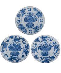 Three Blue and White Kangxi  Dishes, with Flowerbasket - afbeelding 1