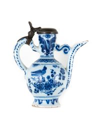 Een Hollandse Delfts Blauw en Witte Chinoiserie Wijnkan Gemonteerd met Tinnen Deksel - afbeelding 1