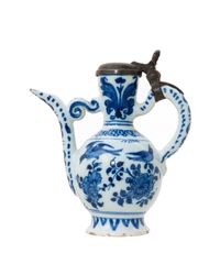 Een Hollandse Delfts Blauw en Witte Chinoiserie Wijnkan Gemonteerd met Tinnen Deksel - afbeelding 2