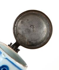 Een Hollandse Delfts Blauw en Witte Chinoiserie Wijnkan Gemonteerd met Tinnen Deksel - afbeelding 3