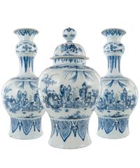 Een Driedelig Blauw - Wit Kaststel in Delfts Aardewerk - afbeelding 1