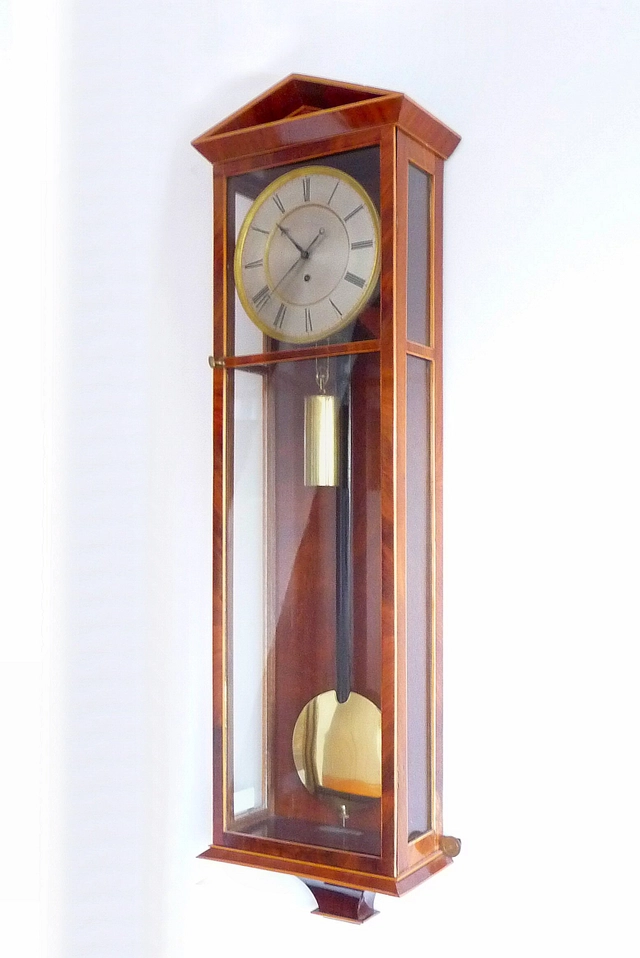 Un beau régulateur mural autrichien 'Dachluhr', plaqué acajou, vers 1840. - afbeelding 1