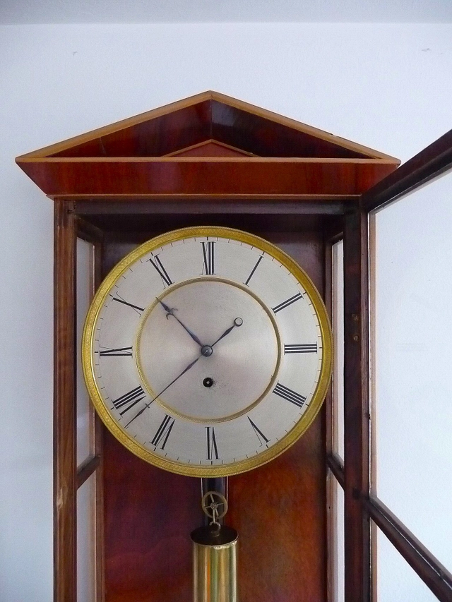 Un beau régulateur mural autrichien 'Dachluhr', plaqué acajou, vers 1840. - afbeelding 2