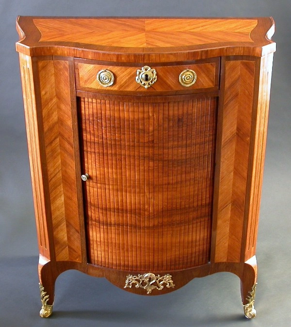 Een rozen met amarant gefineerde commode