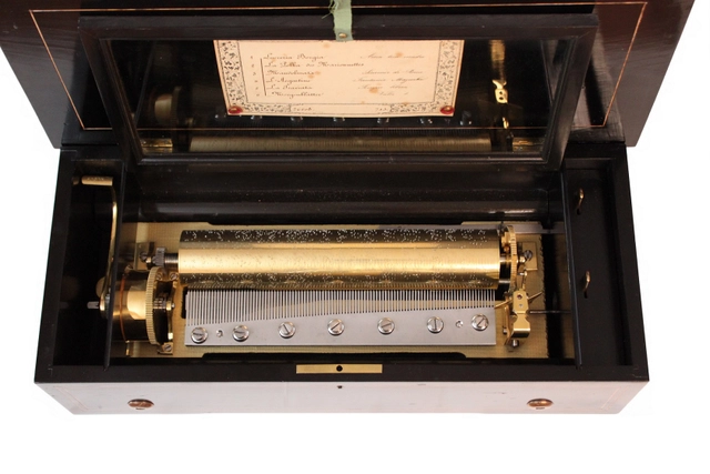 Een Zwitserse palissander cilinder speeldoos met zes aria's, Bremond, circa 1870. - afbeelding 2