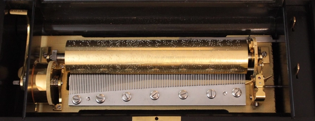 Een Zwitserse palissander cilinder speeldoos met zes aria's, Bremond, circa 1870. - afbeelding 6