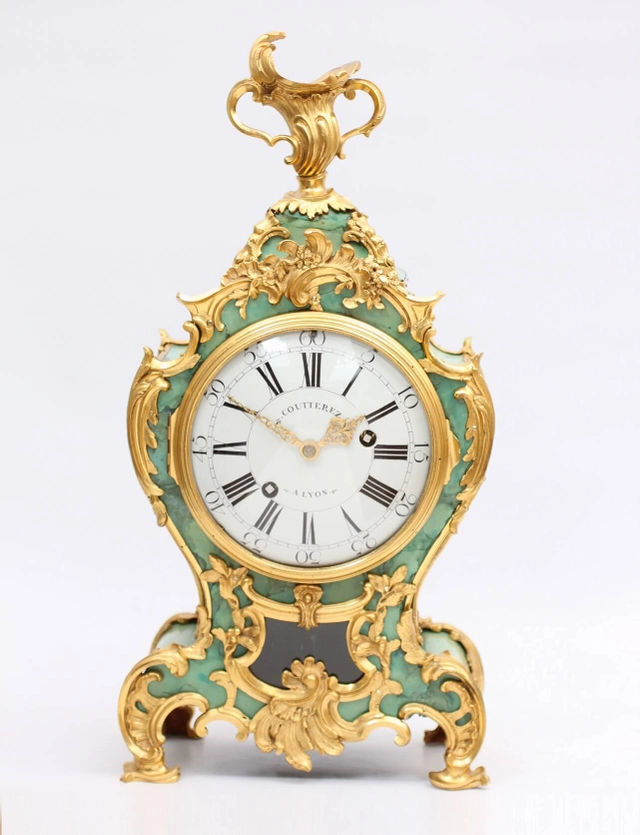 A small French Louis XV corne verte bracket clock, Coutterez A Lyon - afbeelding 1